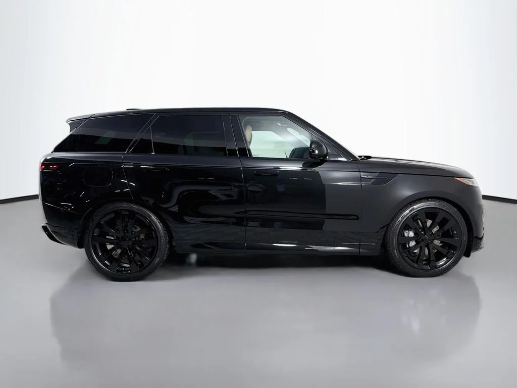 New 2026 Santorini Black LAND ROVER Dynamic SE image 4