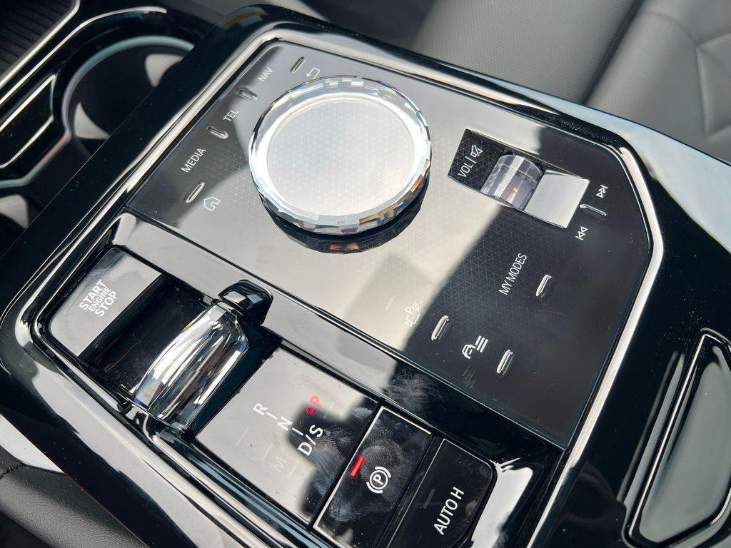 New 2027 Carbon Black Metallic BMW 550e xDrive image 18