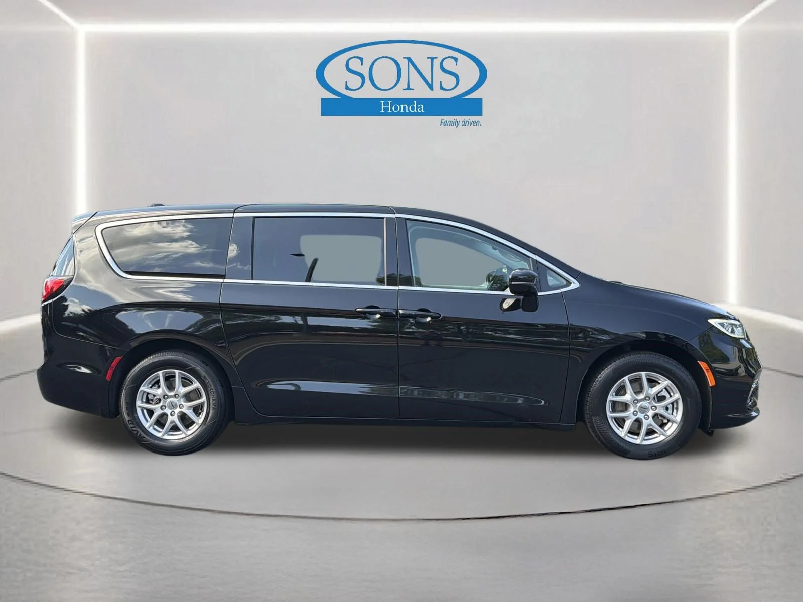 Used 2024 Diamond Black Crystal Pearlcoat Chrysler Touring L image 29