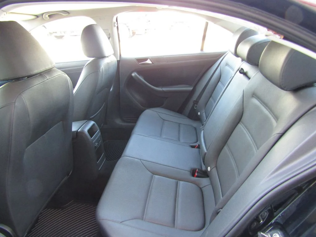 Used 2011  Volkswagen 2.5L SE image 20