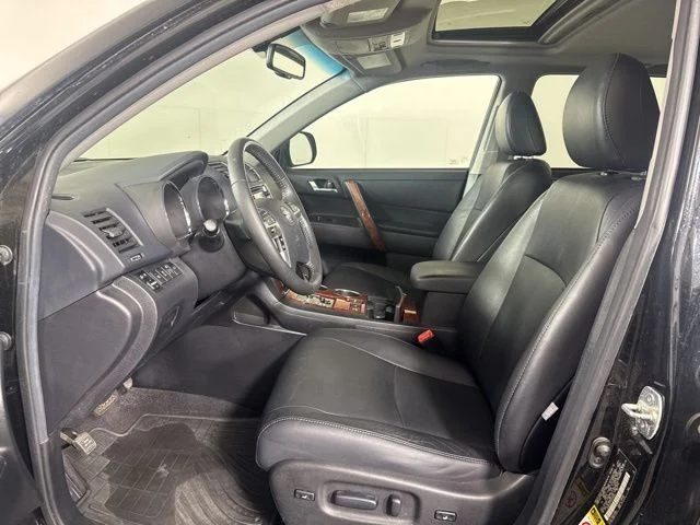 Used 2013 Black Toyota Limited image 11
