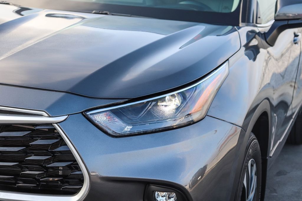 Used 2022 Magnetic Gray Metallic Toyota XLE image 5