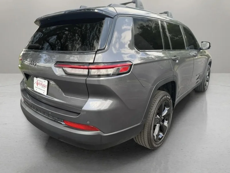Used 2022  Jeep Laredo image 7