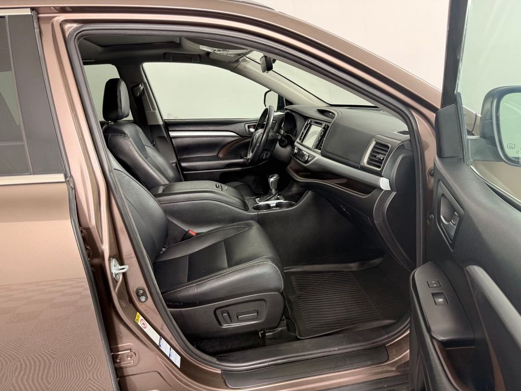 Used 2018 Walnut Toyota XLE image 19
