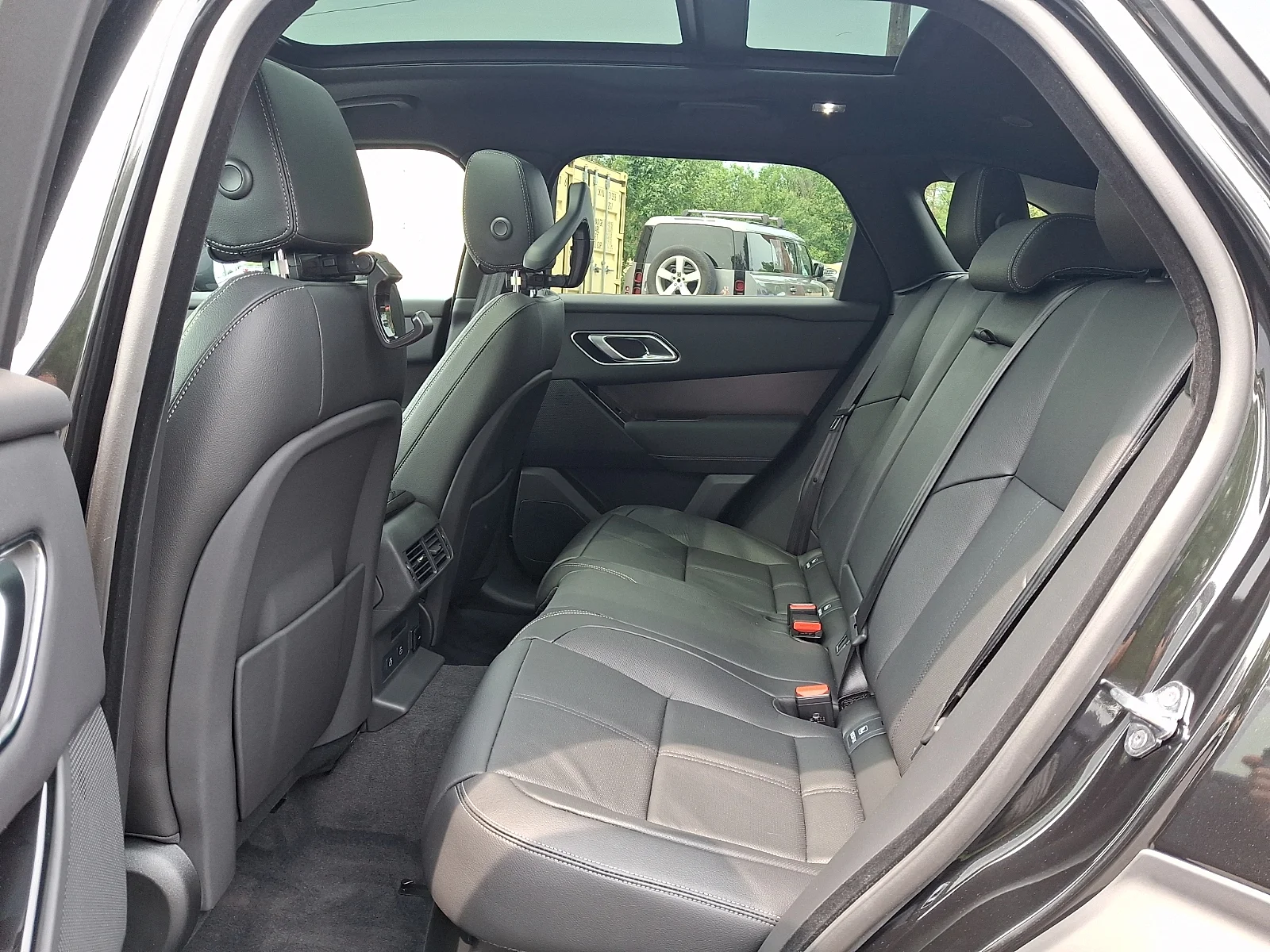 New 2026 Santorini Black Land Rover Belgravia Edition image 5