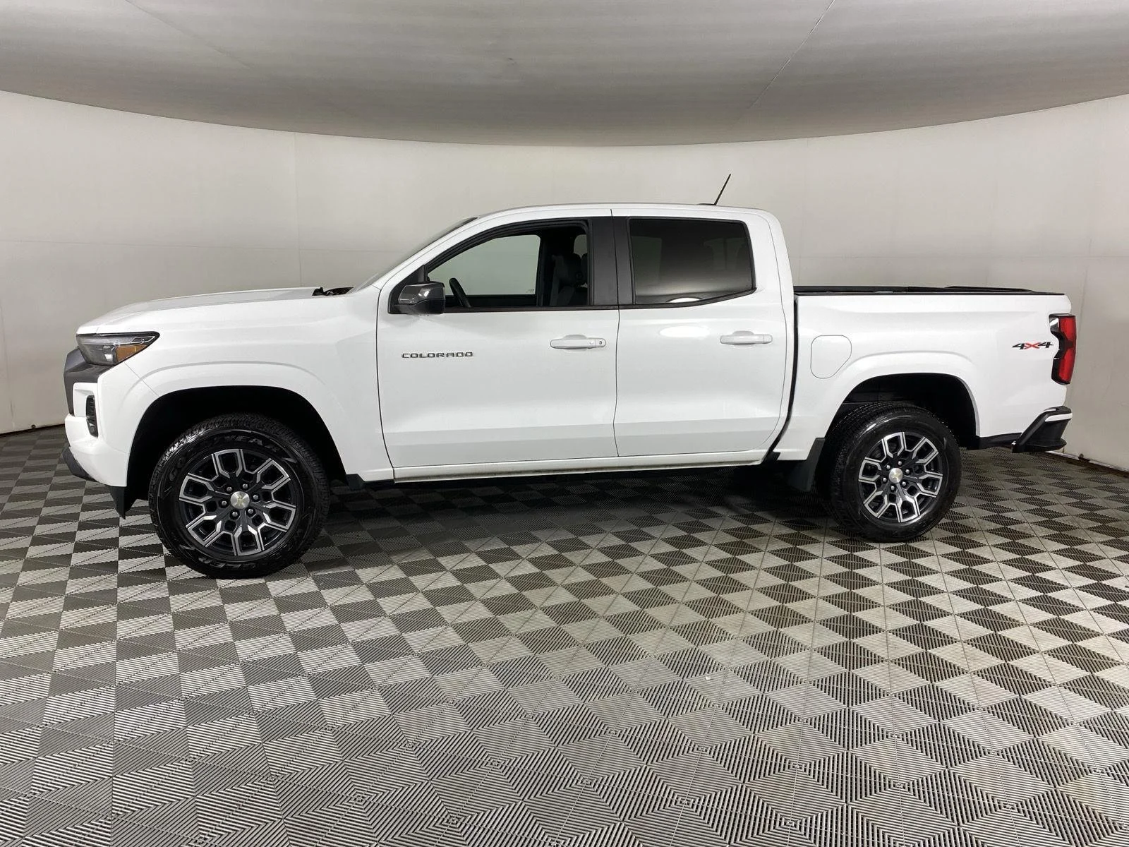 Used 2023 SUMMIT WHITE Chevrolet 4WD LT image 4
