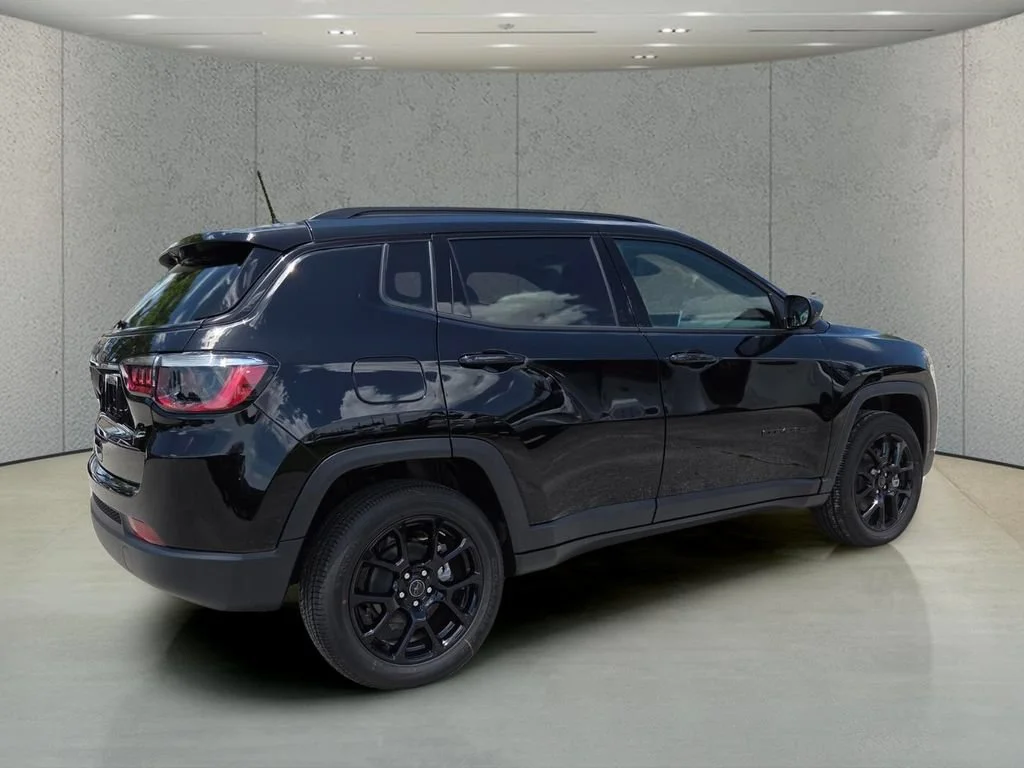 New 2026 Diamond Black Crystal Pearl-Coat Exterior Paint Jeep Latitude Altitude image 3