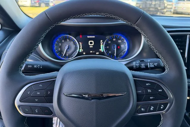 New 2026 Bright White Clear-Coat Exterior Paint Chrysler Select image 14