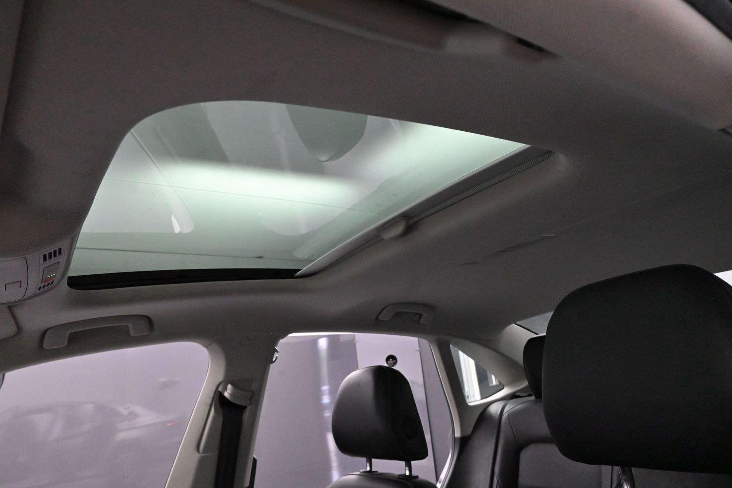 Used 2021 Pyrite Silver Metallic Volkswagen SEL image 28