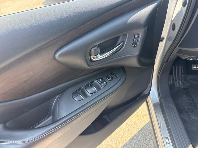 Used 2019 Silver Nissan Platinum image 11