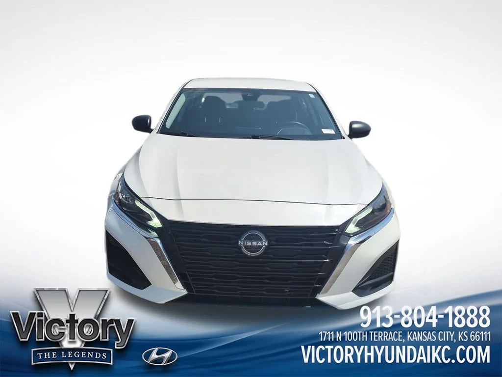 Used 2025 White Nissan 2.5 SV image 8