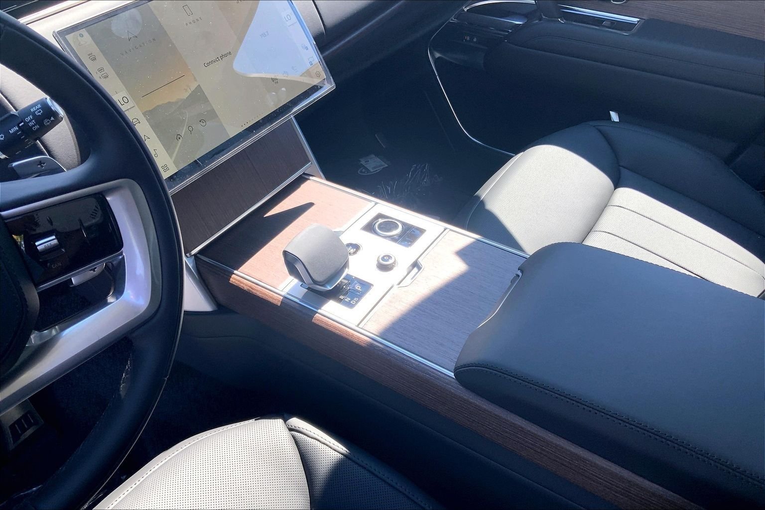 New 2027 Santorini Black Land Rover SE image 7