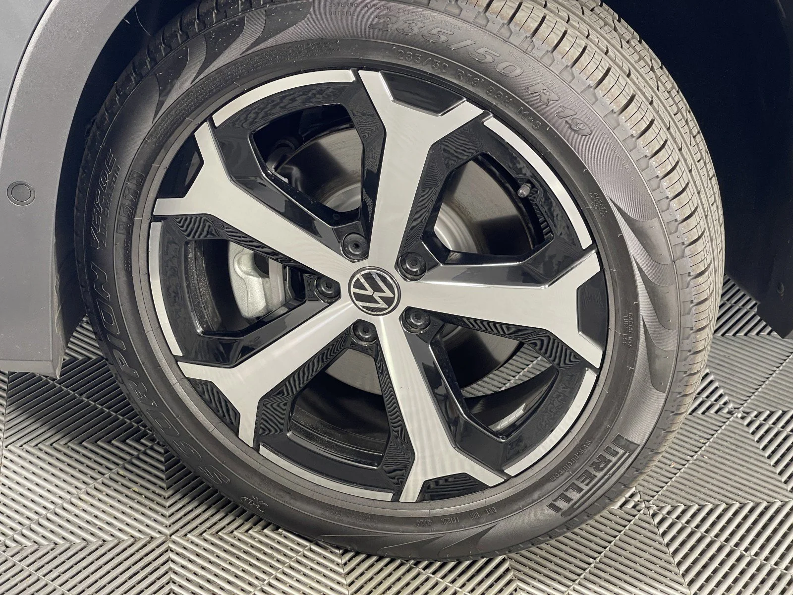 2025 Volkswagen Tiguan SE - Photo 6