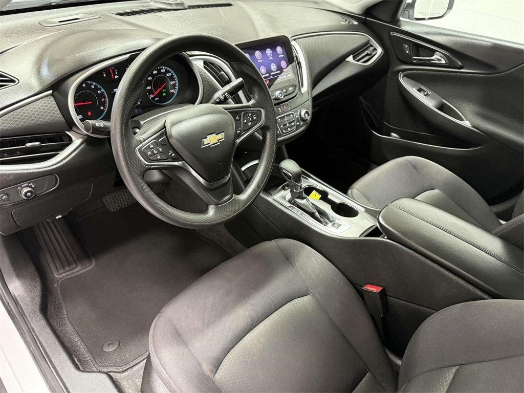 2024 Chevrolet Malibu 1LT photo 2