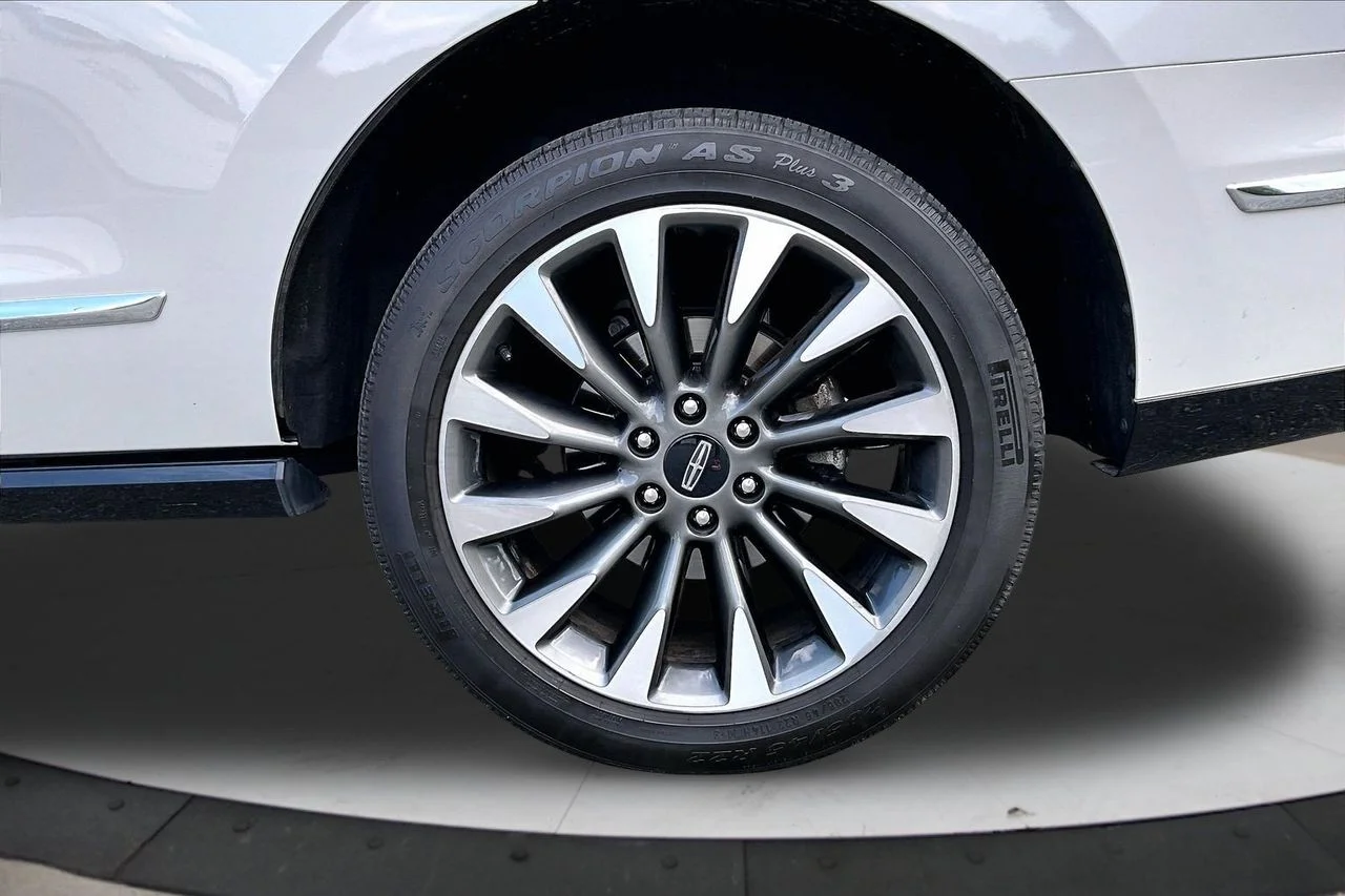 Certified Used 2021 White Lincoln Reserve image 36