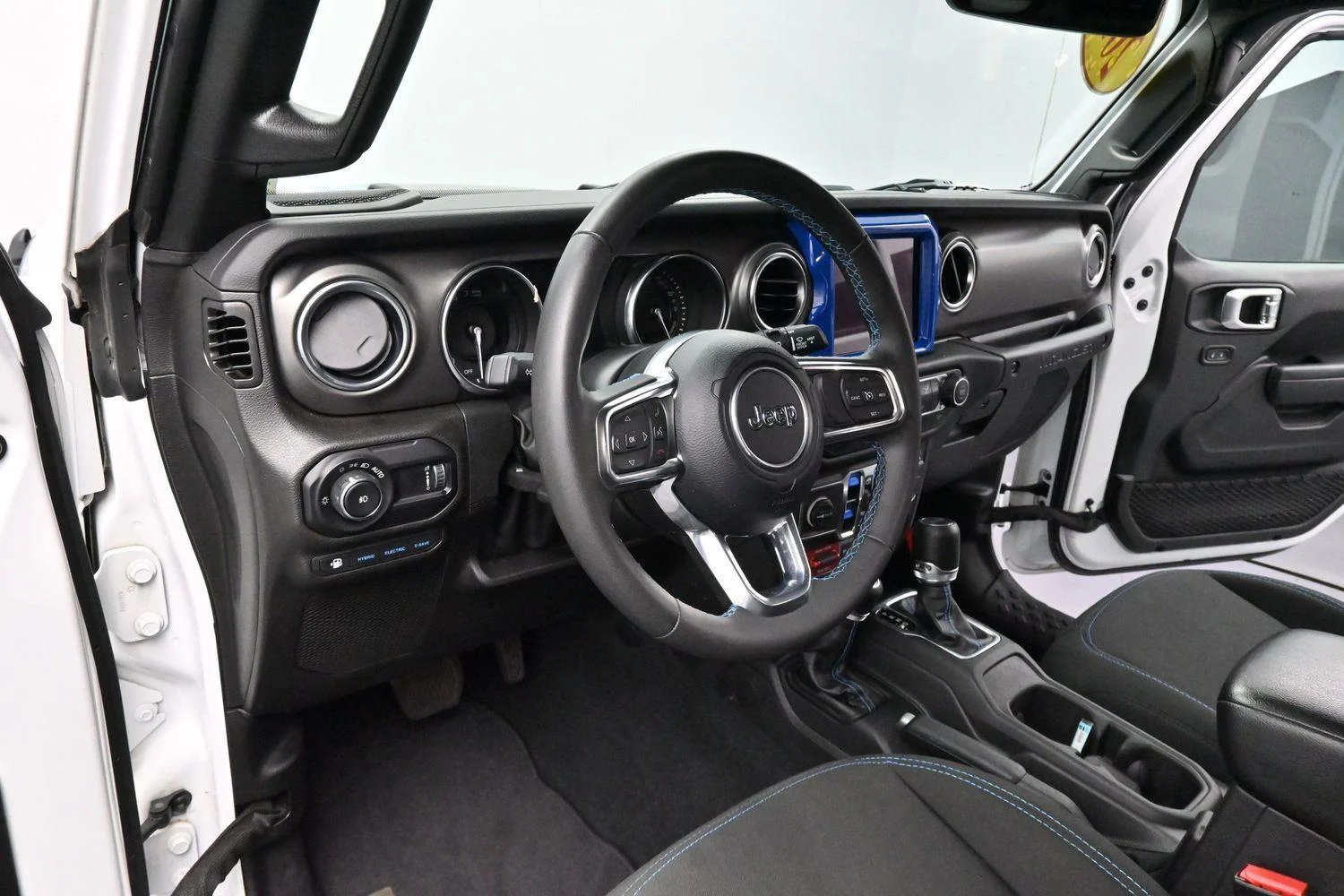Used 2023 Bright White Clearcoat Jeep Rubicon image 15