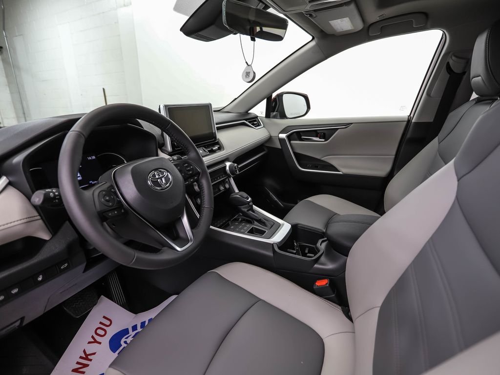 Used 2025 Pearl Toyota XLE Premium image 10