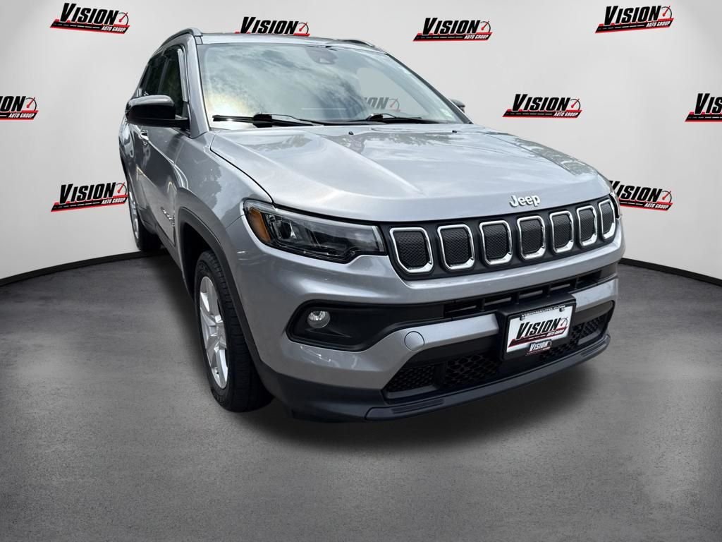 Used 2022 Silver Jeep Latitude image 3