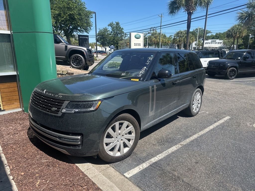 Used 2023 Green Land Rover SE image 1