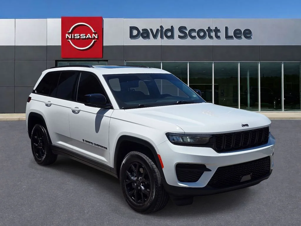 Used 2025 White Jeep Altitude X image 3