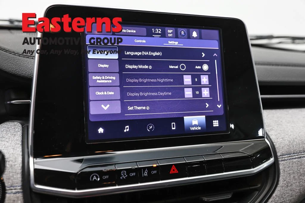 Used 2022 Silver Jeep Latitude image 18