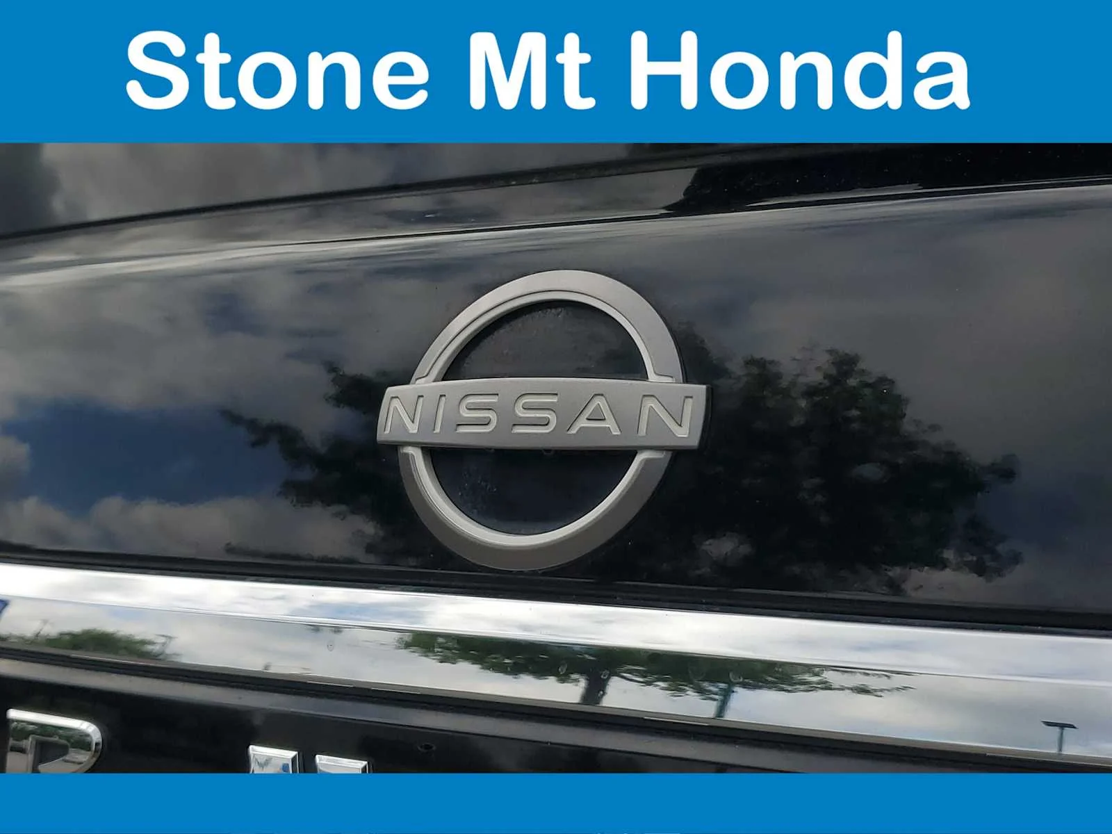 Used 2021 Super Black Nissan SL image 8