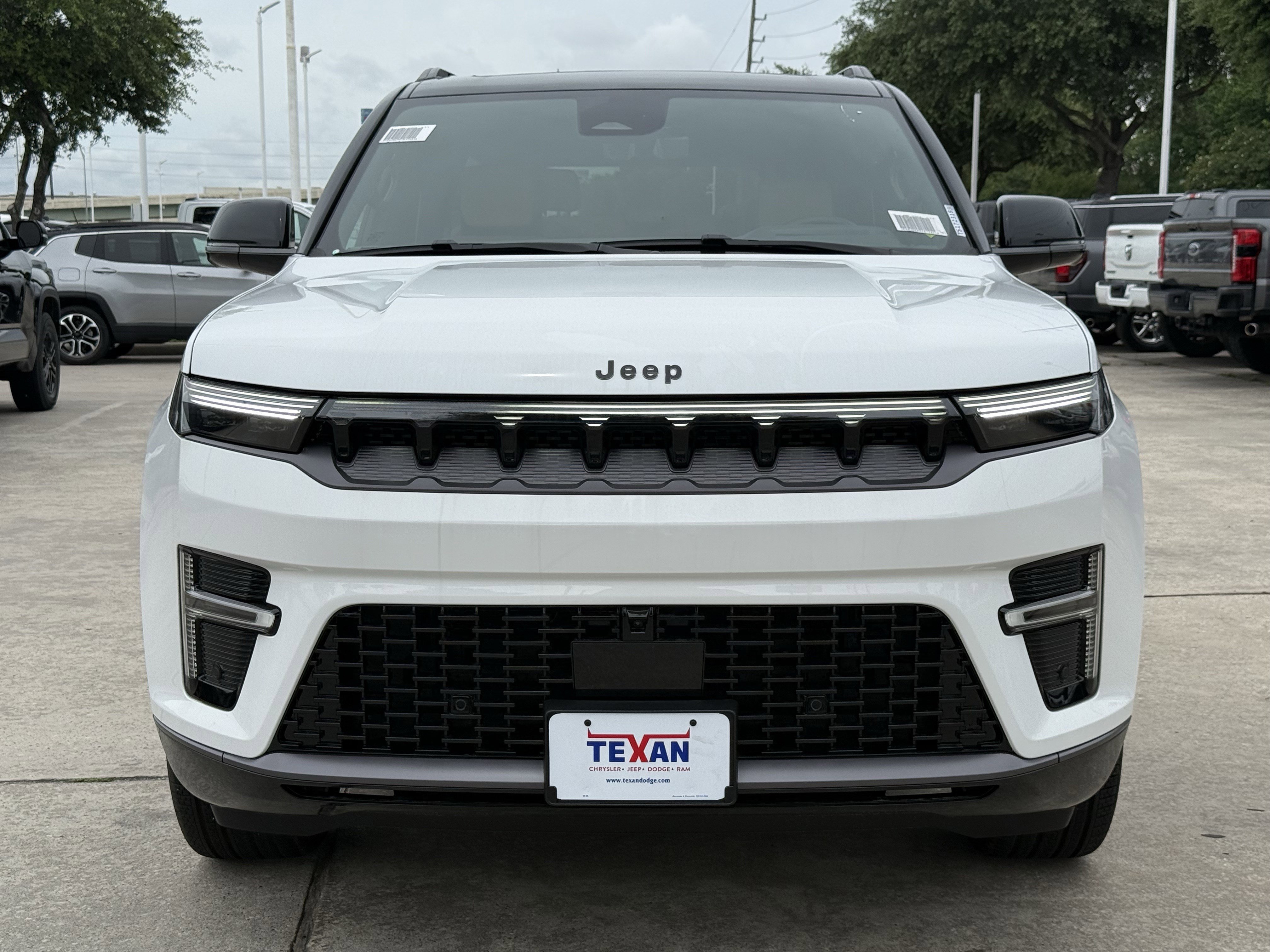 New 2026 Bright White Clear-Coat Exterior Paint Jeep Summit Reserve image 6