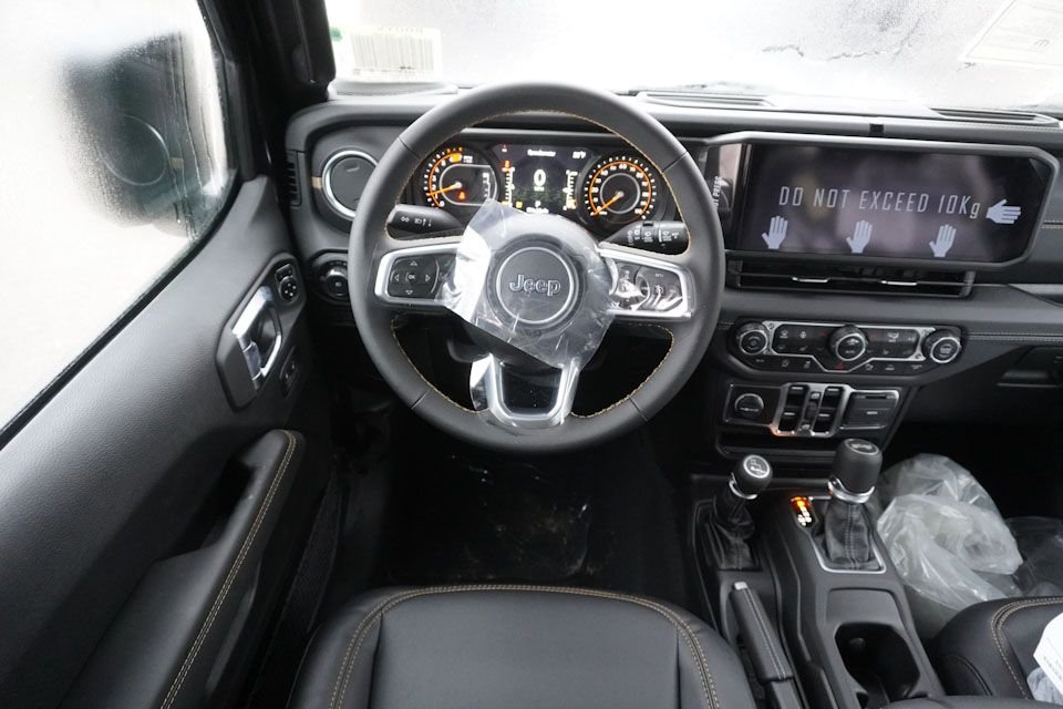New 2025 Black Clear-Coat Exterior Paint Jeep Sahara image 12
