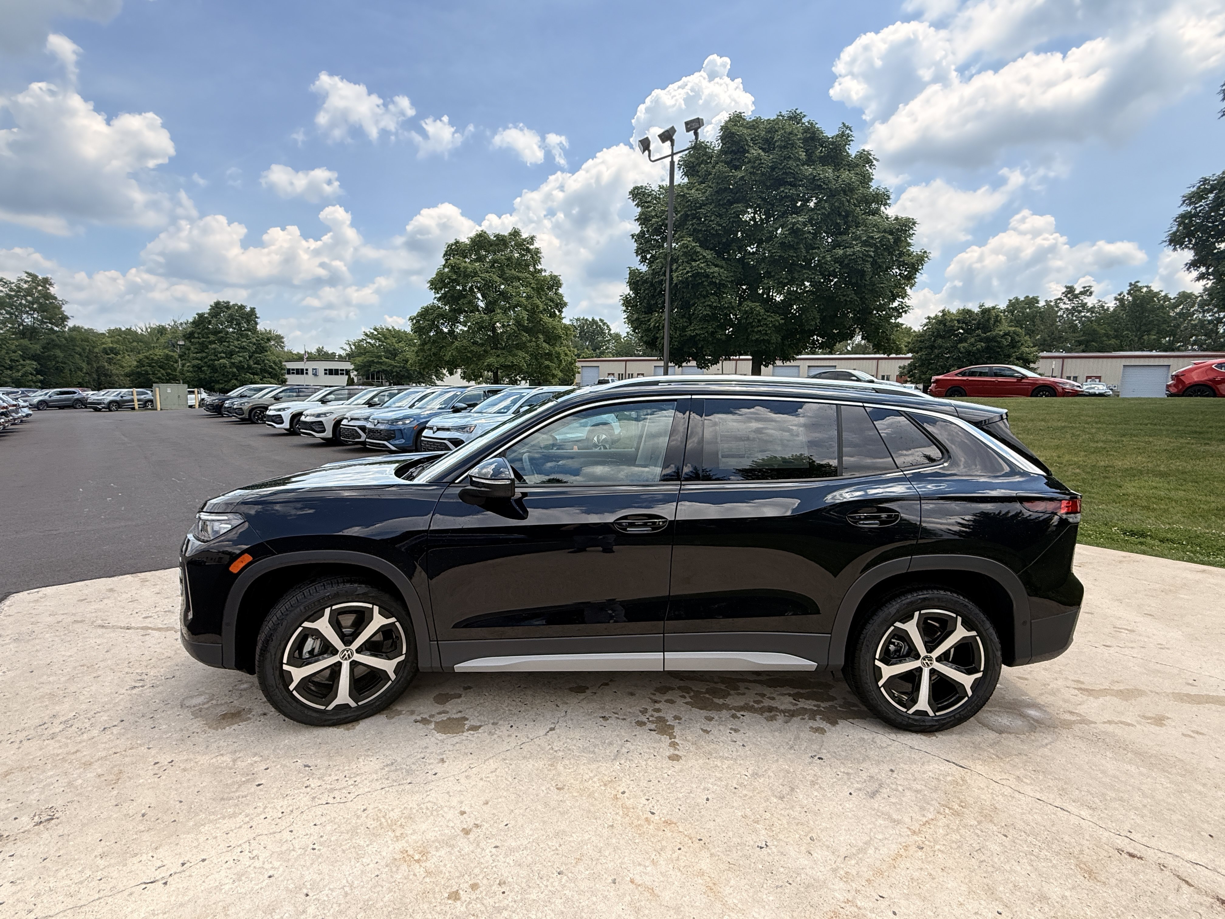 New 2026 Deep Black Pearl Volkswagen SE image 9