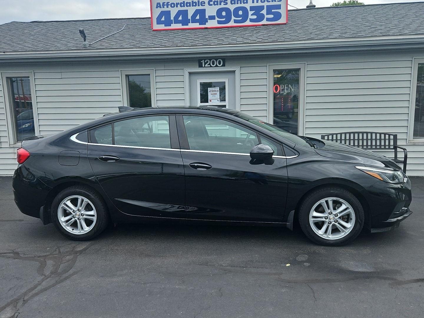 Used 2018 Chevrolet Cruze LT with VIN 1G1BE5SM7J7222169 for sale in Washington, IL