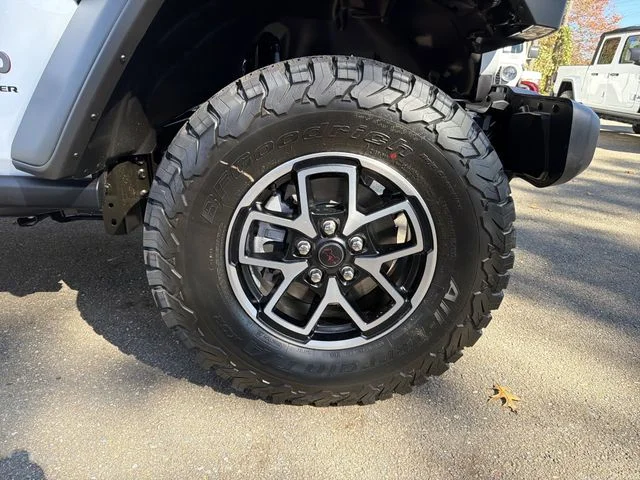 New 2026 Bright White Clear-Coat Exterior Paint Jeep Rubicon image 14