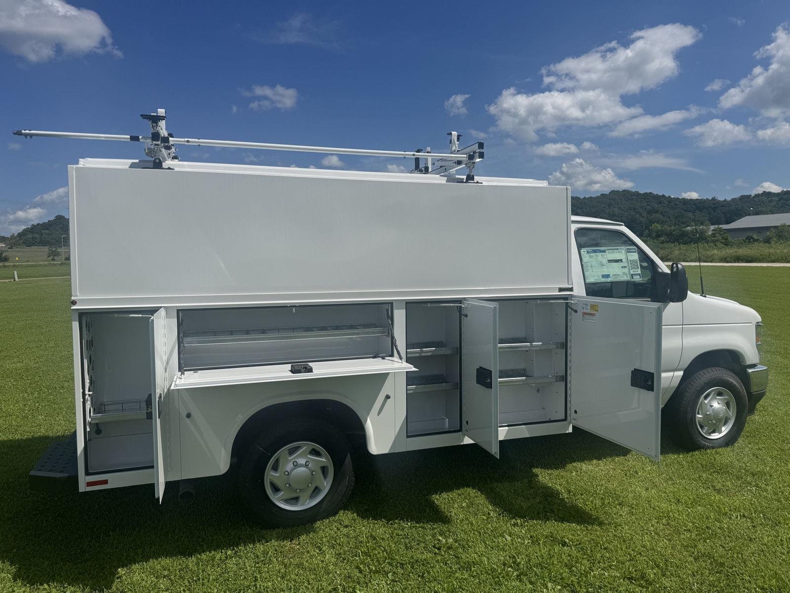 New 2027 Oxford White Ford E-350 SRW image 8
