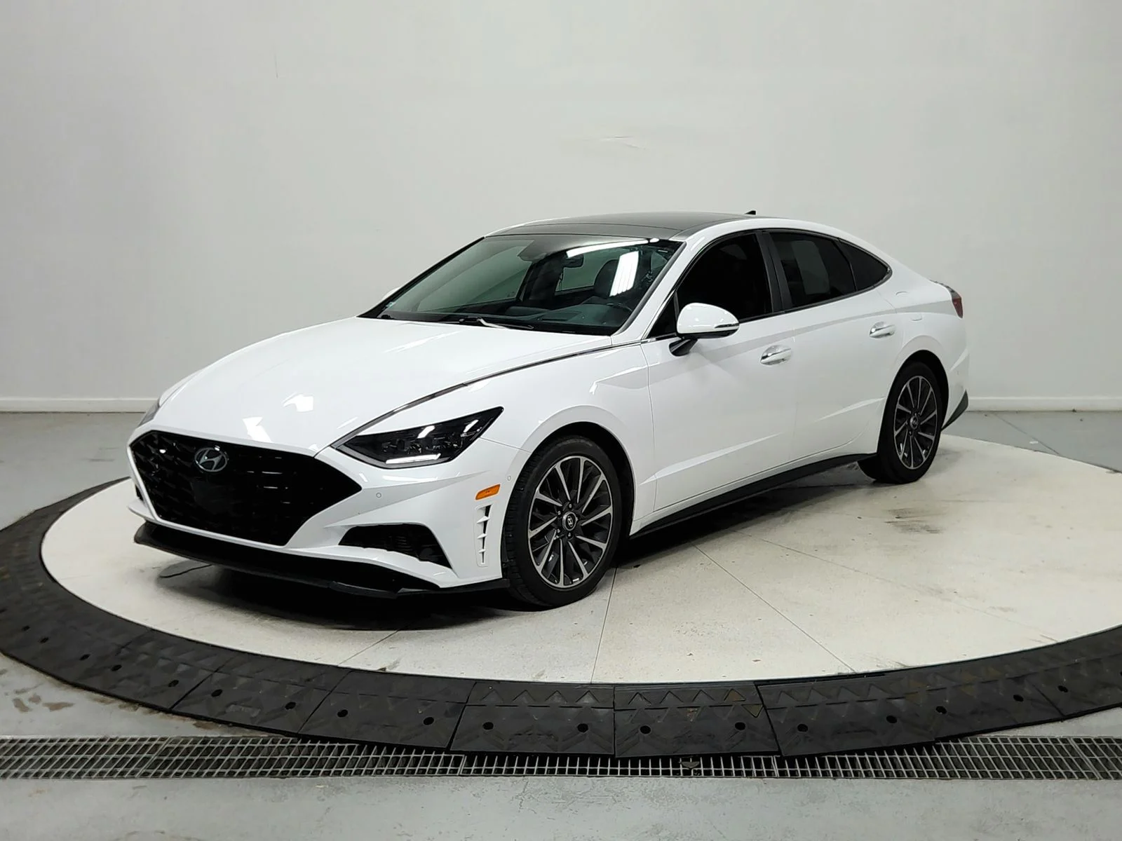 Used 2023 Serenity White Hyundai Limited image 4