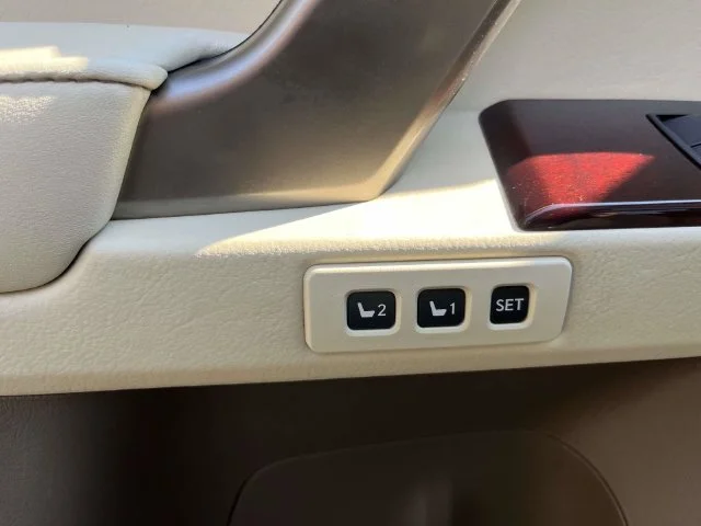 Used 2018 White Lexus 460 image 19