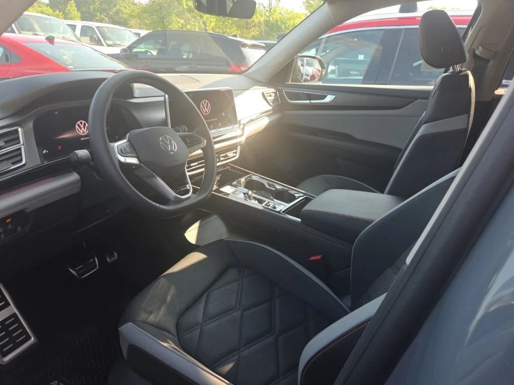 Used 2025  Volkswagen 2.0T Peak Edition image 3