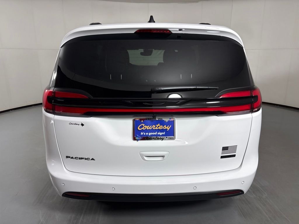 New 2027 Bright White Clear-Coat Exterior Paint Chrysler Select image 7
