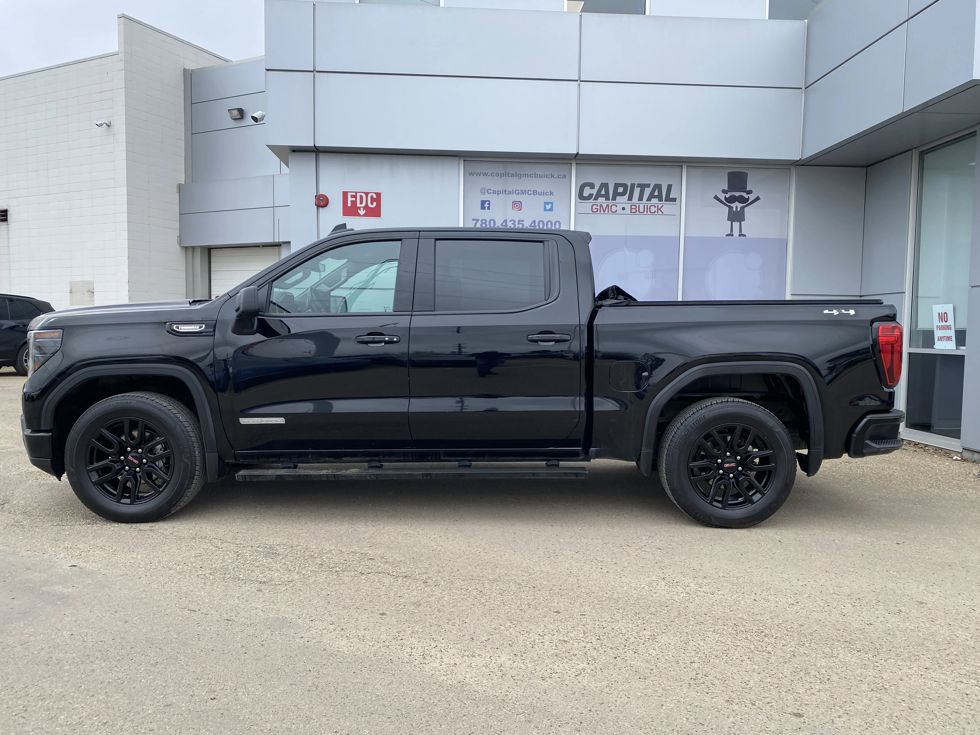 Used 2024 Black GMC Crew Cab Elevation * 6 PASSENGER * DUAL CLIMATE * RADAR CRUISE * image 2