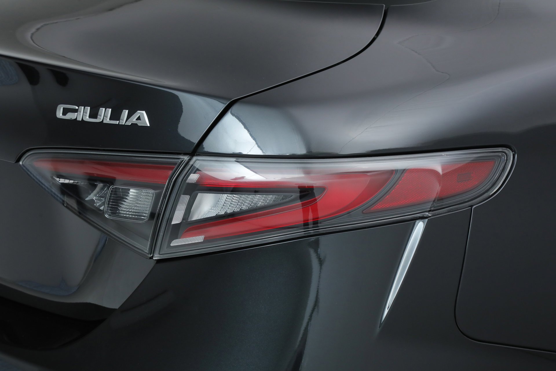New 2025 Vulcano Black Metallic Exterior Paint Alfa Romeo  image 9