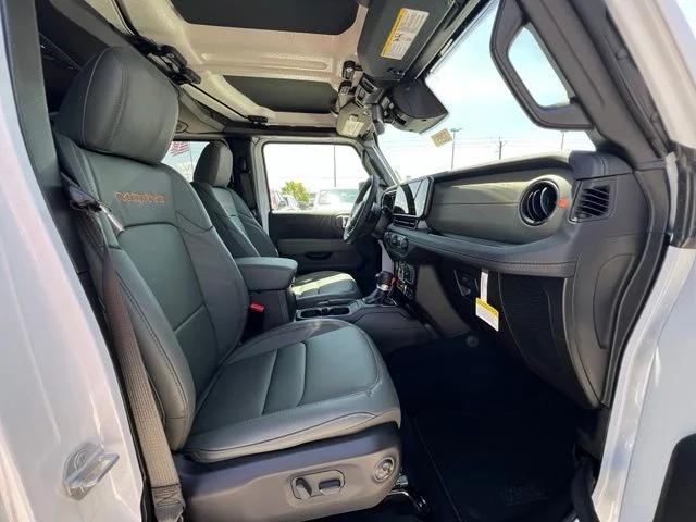 New 2026 Bright White Clear-Coat Exterior Paint Jeep Mojave image 22