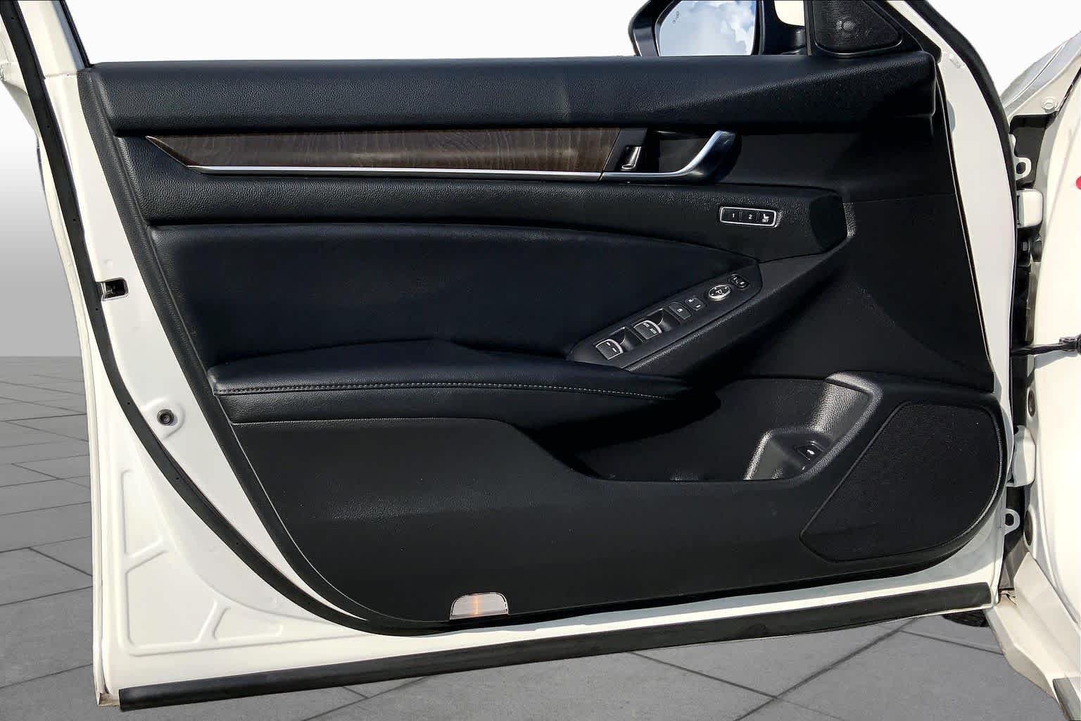 Used 2021 Platinum White Pearl Honda Touring image 21