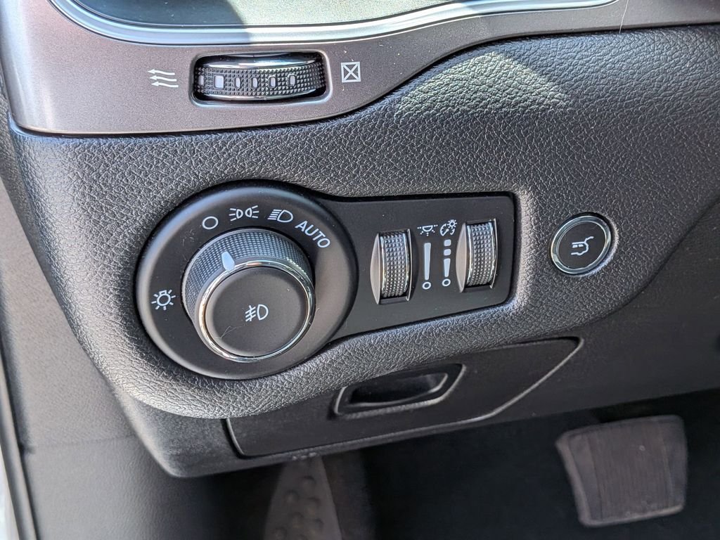 Used 2021 Silver Jeep Latitude Lux image 15