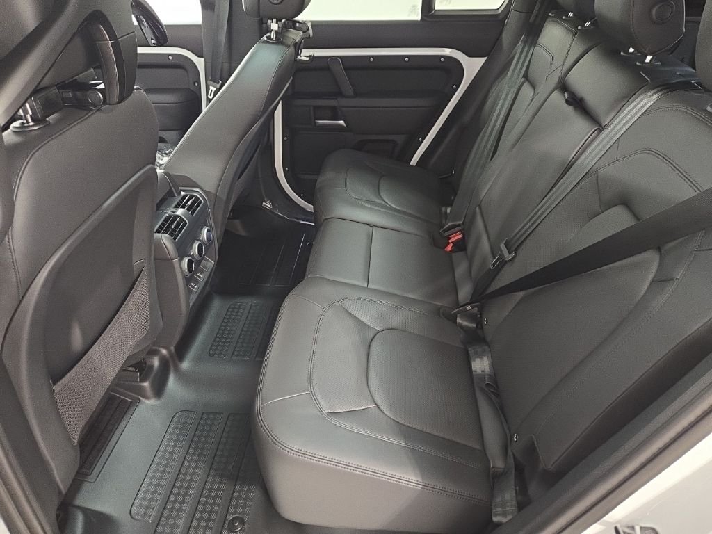 New 2026 Fuji White Land Rover X-Dynamic SE image 22