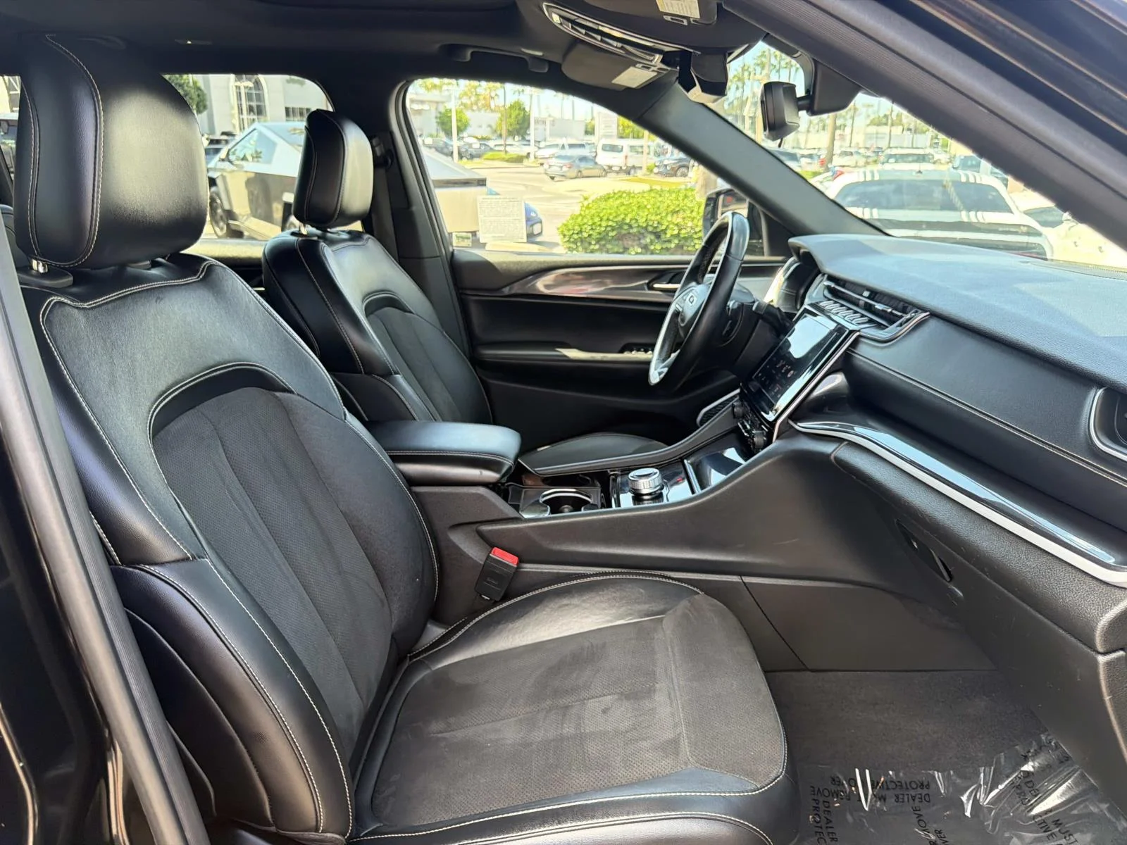 Used 2022 Diamond Black Crystal Pearlcoat Jeep Altitude image 33