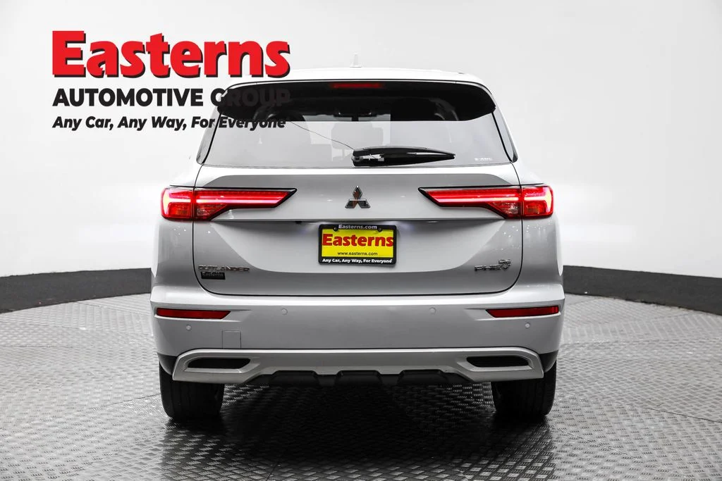 Used 2023 White Mitsubishi SE image 6