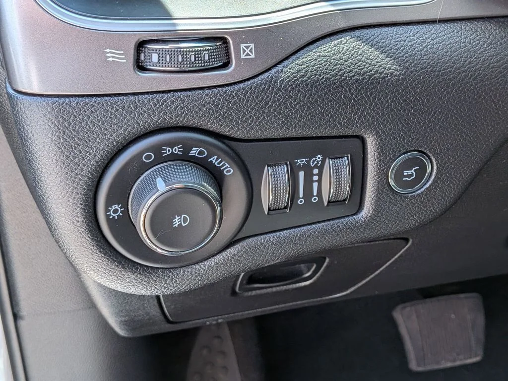 Used 2021 Silver Jeep Latitude Lux image 15