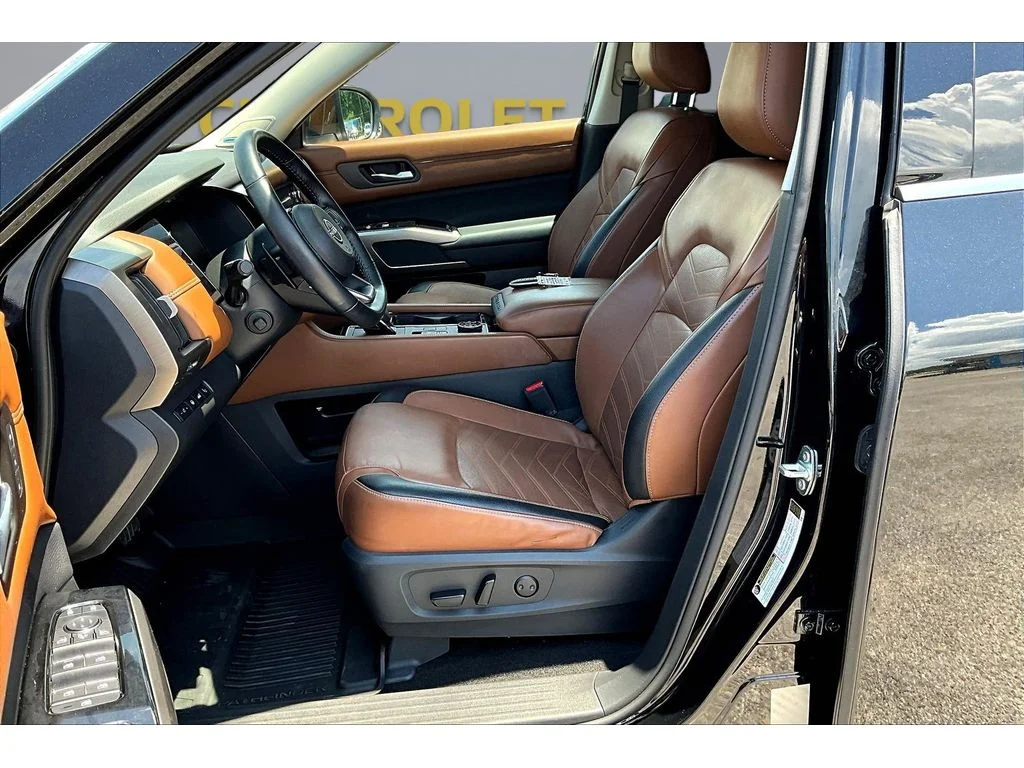 Used 2023  Nissan Platinum image 18