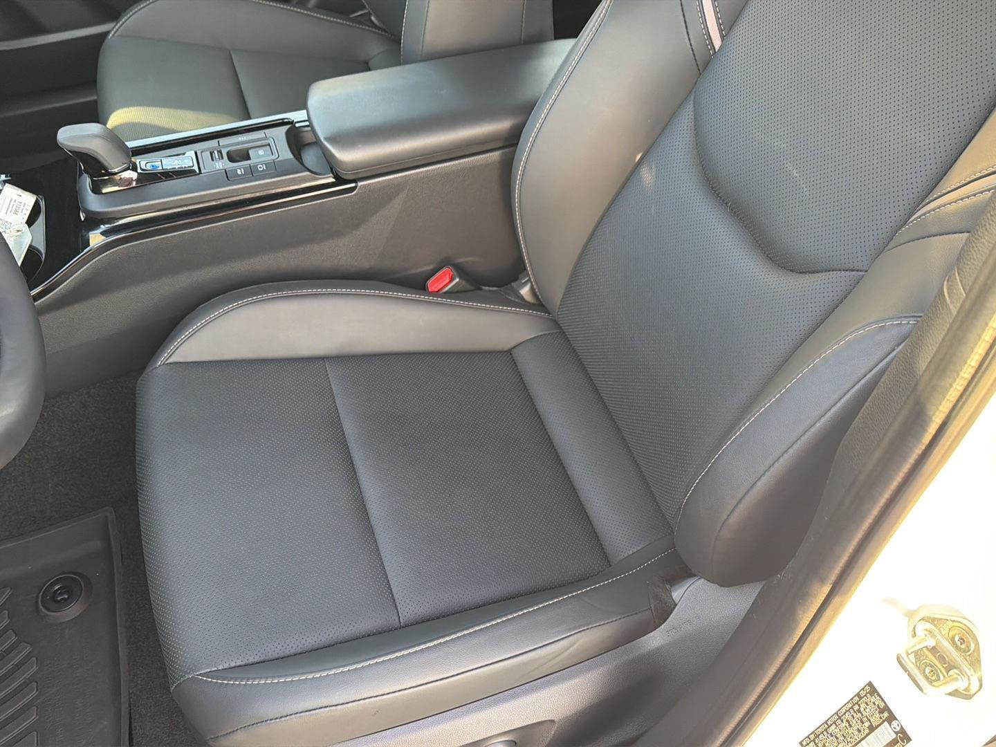 Certified Used 2025 Wind Chill Pearl Toyota XLE image 30