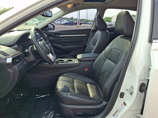 Used 2019 White Nissan 2.5 Platinum image 13