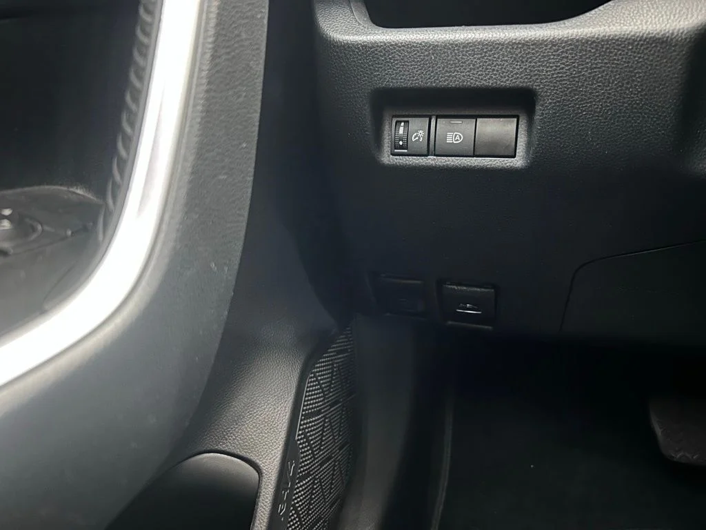 Used 2023  Toyota XLE image 19