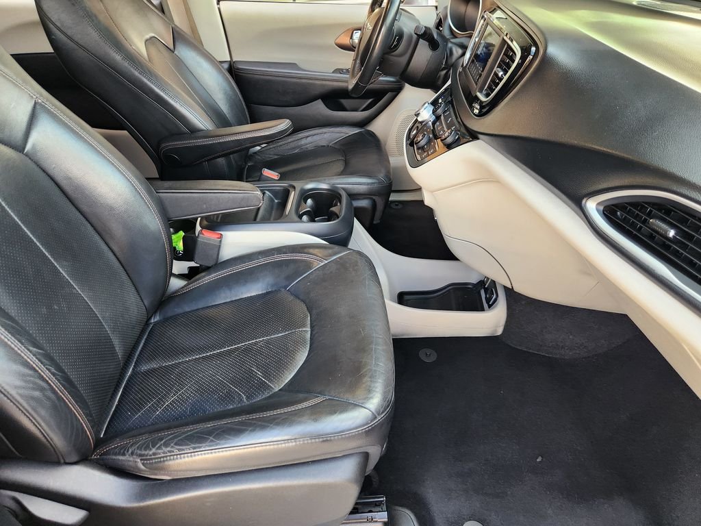 Used 2018 Billet Silver Metallic Clearcoat Chrysler Touring L image 16